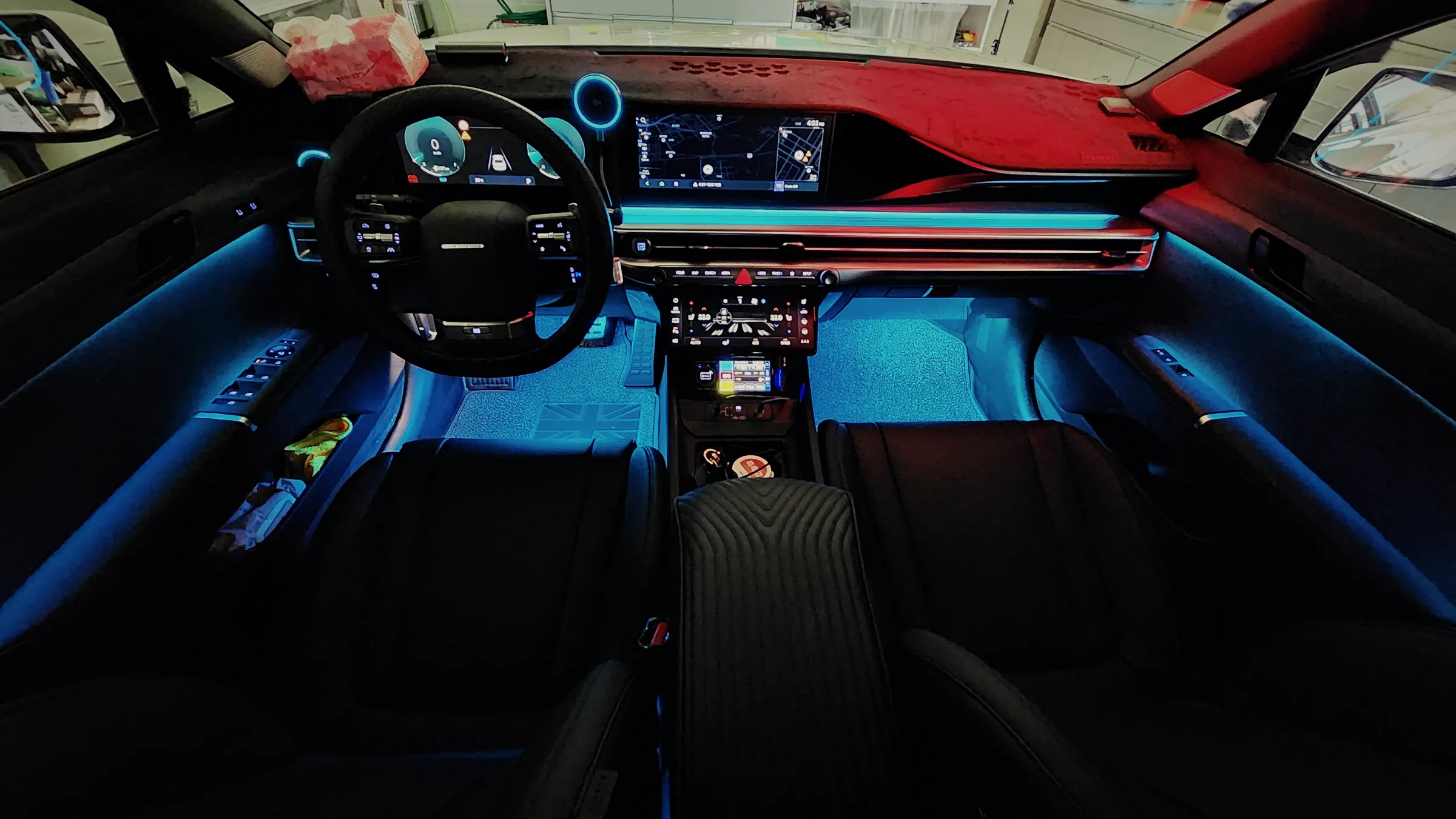 엠비언트 라이트가 켜진 차량 실내